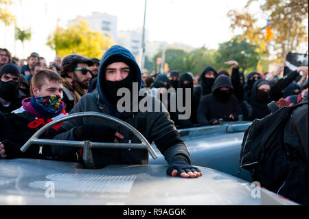 Barcellona, Spagna. 21 dic 2018. Ritratto di giovane catalano independentists con passamontagna cercando intp fotocamera, CDR, si scontrano con la polizia nel corso di una riunione del gabinetto in Llotja palace, attaccando con raccoglitori di immondizia Credit: Davide bonaldo/Alamy Live News Foto Stock