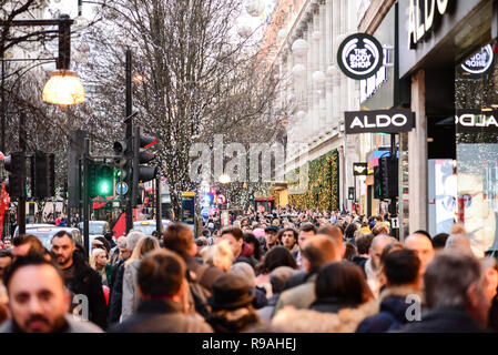 Londra, Regno Unito. Il 21 dicembre 2108. Gli amanti dello shopping di Oxford Street. Secondo gli analisti di retail Springboard, con quattro giorni di andare fino a Natale, oggi dovrebbe essere la più trafficata giornata di acquisti dell'anno finora, con più di un quinto più acquirenti visitando high streets, retail parchi e centri commerciali rispetto a una tipica giornata di lavoro. Credito: Claire Doherty/Alamy Live News Foto Stock