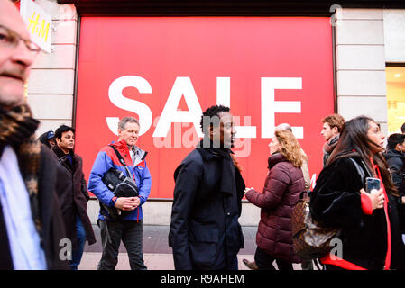 Londra, Regno Unito. Il 21 dicembre 2108. Gli amanti dello shopping di Oxford Street. Secondo gli analisti di retail Springboard, con quattro giorni di andare fino a Natale, oggi dovrebbe essere la più trafficata giornata di acquisti dell'anno finora, con più di un quinto più acquirenti visitando high streets, retail parchi e centri commerciali rispetto a una tipica giornata di lavoro. Credito: Claire Doherty/Alamy Live News Foto Stock