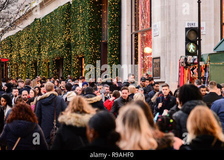 Londra, Regno Unito. Il 21 dicembre 2108. Gli amanti dello shopping di Oxford Street. Secondo gli analisti di retail Springboard, con quattro giorni di andare fino a Natale, oggi dovrebbe essere la più trafficata giornata di acquisti dell'anno finora, con più di un quinto più acquirenti visitando high streets, retail parchi e centri commerciali rispetto a una tipica giornata di lavoro. Credito: Claire Doherty/Alamy Live News Foto Stock