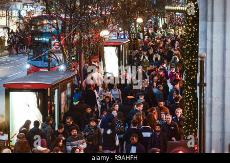 Londra, Regno Unito. Il 21 dicembre 2108. Gli amanti dello shopping di Oxford Street. Secondo gli analisti di retail Springboard, con quattro giorni di andare fino a Natale, oggi dovrebbe essere la più trafficata giornata di acquisti dell'anno finora, con più di un quinto più acquirenti visitando high streets, retail parchi e centri commerciali rispetto a una tipica giornata di lavoro. Credito: Claire Doherty/Alamy Live News Foto Stock