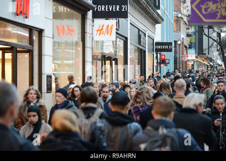 Londra, Regno Unito. Il 21 dicembre 2108. Gli amanti dello shopping di Oxford Street. Secondo gli analisti di retail Springboard, con quattro giorni di andare fino a Natale, oggi dovrebbe essere la più trafficata giornata di acquisti dell'anno finora, con più di un quinto più acquirenti visitando high streets, retail parchi e centri commerciali rispetto a una tipica giornata di lavoro. Credito: Claire Doherty/Alamy Live News Foto Stock