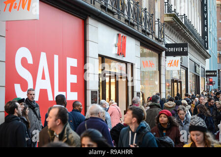 Londra, Regno Unito. Il 21 dicembre 2108. Gli amanti dello shopping di Oxford Street. Secondo gli analisti di retail Springboard, con quattro giorni di andare fino a Natale, oggi dovrebbe essere la più trafficata giornata di acquisti dell'anno finora, con più di un quinto più acquirenti visitando high streets, retail parchi e centri commerciali rispetto a una tipica giornata di lavoro. Credito: Claire Doherty/Alamy Live News Foto Stock