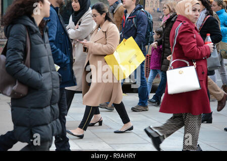 Londra, Regno Unito. Il 21 dicembre 2108. Gli amanti dello shopping di Oxford Street. Secondo gli analisti di retail Springboard, con quattro giorni di andare fino a Natale, oggi dovrebbe essere la più trafficata giornata di acquisti dell'anno finora, con più di un quinto più acquirenti visitando high streets, retail parchi e centri commerciali rispetto a una tipica giornata di lavoro. Credito: Claire Doherty/Alamy Live News Foto Stock