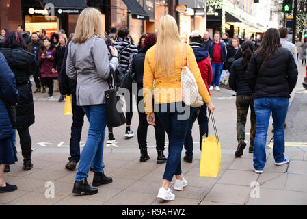 Londra, Regno Unito. Il 21 dicembre 2108. Gli amanti dello shopping di Oxford Street. Secondo gli analisti di retail Springboard, con quattro giorni di andare fino a Natale, oggi dovrebbe essere la più trafficata giornata di acquisti dell'anno finora, con più di un quinto più acquirenti visitando high streets, retail parchi e centri commerciali rispetto a una tipica giornata di lavoro. Credito: Claire Doherty/Alamy Live News Foto Stock