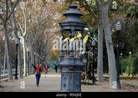 Barcellona, Spagna. Xxi Dec, 2018. Nastri di colore giallo sono attaccati ai lampioni, mentre migliaia di persone nella regione del conflitto di Catalogna stanno protestando contro la riunione del governo centrale spagnolo ha criticato come "provocazione". a Barcellona. Credito: Clara Margais/dpa/Alamy Live News Foto Stock