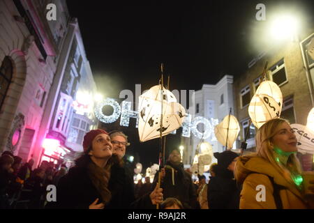 Brighton, Sussex, Regno Unito. Il 21 dicembre 2018. Migliaia di persone partecipano alla masterizzazione annuale gli orologi sfilano per Brighton questa sera . La masterizzazione di orologi è una comunità organizzata ogni anno il 21 di dicembre creato da lo stesso cielo il gruppo di arte per celebrare il solstizio d'inverno . Centinaia di prendere parte portando lanterne attraverso la città prima che essi siano messi in un fiammante falò sulla spiaggia di Brighton .Credito: Simon Dack/Alamy Live News Foto Stock