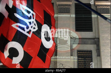 Kiev, Ucraina. Xxi Dec, 2018. Un'immagine con iscrizione dicendo ''divieto delle navi russe!'' visto come proiezione della luce sull'ambasciata russa edificio durante un rally di nazionalisti ucraini di Kiev, in Ucraina, il 21 dicembre 2018. Gli attivisti ucraini dal ''Ucraino Assemblea nazionale '"' del popolo ucraino' autodifesa' estrema destra movimento tenutasi il rally con la domanda di rilascio 24 ucraino marinai della marina che sono state sequestrate dalla Russia durante il Stretto di Kerch incidente su 25 Novembre 2018, e altri ucraini di prigionieri politici. Credito: ZUMA Press, Inc./Alamy Live News Foto Stock