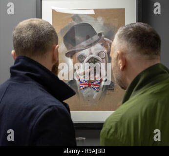 Brentwood, Essex, Regno Unito. Il 21 dicembre 2018. L'apertura del Penny Black Contemporary Art Gallery di Brentwood con Jason John "JJ' Adams un leader inglese mixed media pop contemporanea dell'artista e designer grafico i visitatori alla galleria apertura admisre alcune delle opere d'arte Credit Ian Davidson/Alamy Live News Foto Stock