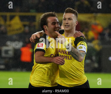 Dortmund, Germania. Xxi Dec, 2018. Marco Reus (R) di Dortmund celebra il punteggio con il suo compagno di squadra Mario Goetze durante la Bundesliga match tra Borussia Dortmund e Borussia Moenchengladbach a Dortmund, Germania, 21 dicembre 2018. Dortmund ha vinto 2-1. Credito: Joachim Bywaletz/Xinhua/Alamy Live News Foto Stock