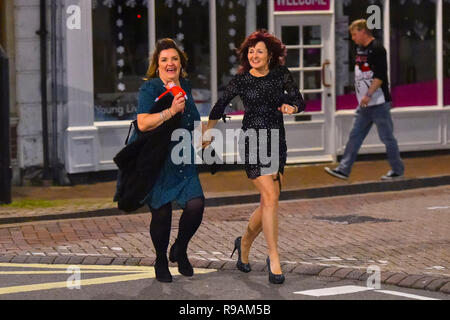 Weymouth Dorset, Regno Unito - 21 dicembre 2018. Festaioli fuori sulla festa Mad Venerdì a Weymouth Dorset, l'ultimo venerdì prima di Natale. Credito Foto: Graham Hunt/Alamy Live News Foto Stock