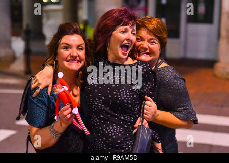 Weymouth Dorset, Regno Unito - 21 dicembre 2018. Festaioli fuori sulla festa Mad Venerdì a Weymouth Dorset, l'ultimo venerdì prima di Natale. Credito Foto: Graham Hunt/Alamy Live News Foto Stock