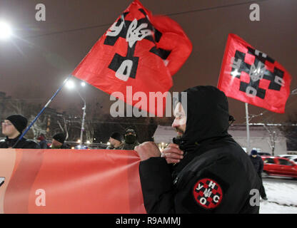 Kiev, Ucraina, 21 dicembre, 2018. Gli attivisti del N.A.-UNSO ucraino organizzazione nazionalisti sono visti tenendo un banner dicendo la libertà ai prigionieri politici durante il rally. I nazionalisti ucraini tenutasi il rally di chiedere il rilascio del 24 marina militare ucraino marinai che erano stati sequestrati dai russi durante lo Stretto di Kerch incidente su 25 Novembre 2018, e altri ucraini di prigionieri politici in Russia, in Crimea e la zona di conflitto dell'est dell'Ucraina. Credito: SOPA Immagini limitata/Alamy Live News Foto Stock