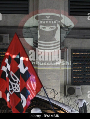 Kiev, Ucraina, 21 dicembre, 2018. Un'immagine con iscrizione dicendo divieto delle navi russe proiettato su un edificio dell'Ambasciata russa durante il rally. I nazionalisti ucraini tenutasi il rally di chiedere il rilascio del 24 marina militare ucraino marinai che erano stati sequestrati dai russi durante lo Stretto di Kerch incidente su 25 Novembre 2018, e altri ucraini di prigionieri politici in Russia, in Crimea e la zona di conflitto dell'est dell'Ucraina. Il 26 novembre il parlamento ucraino ha votato per accettare uno stato di legge marziale per trenta giorni in dieci regioni che confinano con la Russia, il Mar Nero e il Mar di Azov situate a. Il credito Foto Stock