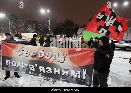 Kiev, Ucraina, 21 dicembre, 2018. Gli attivisti del N.A.-UNSO ucraino organizzazione nazionalisti sono visti tenendo un banner dicendo la libertà ai prigionieri politici durante un rally. I nazionalisti ucraini tenutasi il rally di chiedere il rilascio del 24 marina militare ucraino marinai che erano stati sequestrati dai russi durante lo Stretto di Kerch incidente su 25 Novembre 2018, e altri ucraini di prigionieri politici in Russia, in Crimea e la zona di conflitto dell'est dell'Ucraina. Credito: SOPA Immagini limitata/Alamy Live News Foto Stock