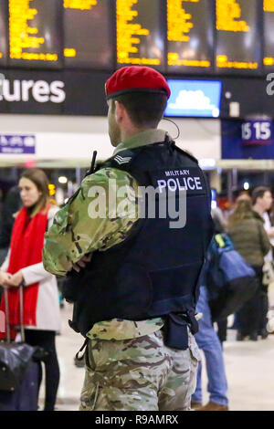 Londra, UK, 21 dicembre 2018. Un militare di funzionario di polizia è visto alla Stazione Waterloo di Londra come l'annuale festa di Natale inizia la fuga. Credito: SOPA Immagini limitata/Alamy Live News Foto Stock