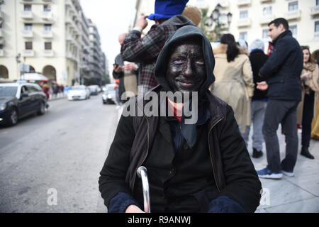 Salonicco, Grecia. 22 Dic, 2018. Un uomo vestito in un costume di carnevale prende parte ad un evento tradizionale chiamato ''Ragoutsaria''. I cittadini di Kastoria città in collaborazione con il Comune di Salonicco ha trasferito la tradizionale manifestazione di Ragoutsaria nella città di Salonicco. Sono Ragoutsaria festeggiamenti carnevaleschi in data da tempi antichi come facevano parte del dionisiaco riti orgiastici. Essi avrebbero avuto luogo nel mezzo dell'inverno dopo il 25 dicembre, la celebrazione per la nascita del sole, per onorare la natura e la molla di rigenerazione. Credito: ZUMA Press, Inc./Alamy Foto Stock