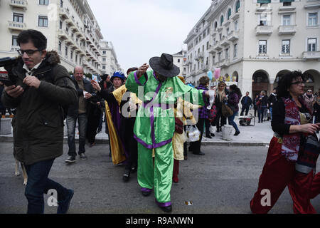 Salonicco, Grecia. 22 Dic, 2018. La danza di persone che prendono parte ad un evento tradizionale chiamato ''Ragoutsaria''. I cittadini di Kastoria città in collaborazione con il Comune di Salonicco ha trasferito la tradizionale manifestazione di Ragoutsaria nella città di Salonicco. Sono Ragoutsaria festeggiamenti carnevaleschi in data da tempi antichi come facevano parte del dionisiaco riti orgiastici. Essi avrebbero avuto luogo nel mezzo dell'inverno dopo il 25 dicembre, la celebrazione per la nascita del sole, per onorare la natura e la molla di rigenerazione. Credito: ZUMA Press, Inc./Alamy Live News Foto Stock