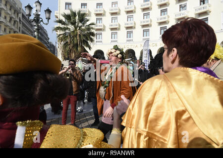 Salonicco, Grecia. 22 Dic, 2018. La danza di persone che prendono parte ad un evento tradizionale chiamato ''Ragoutsaria''. I cittadini di Kastoria città in collaborazione con il Comune di Salonicco ha trasferito la tradizionale manifestazione di Ragoutsaria nella città di Salonicco. Sono Ragoutsaria festeggiamenti carnevaleschi in data da tempi antichi come facevano parte del dionisiaco riti orgiastici. Essi avrebbero avuto luogo nel mezzo dell'inverno dopo il 25 dicembre, la celebrazione per la nascita del sole, per onorare la natura e la molla di rigenerazione. Credito: ZUMA Press, Inc./Alamy Live News Foto Stock