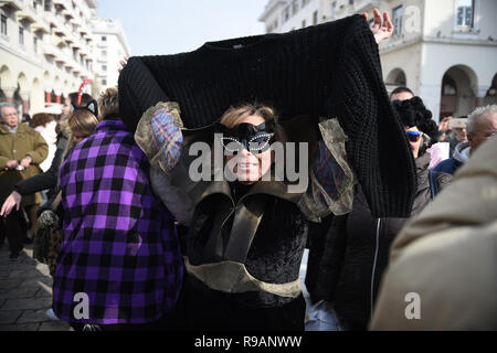 Salonicco, Grecia. 22 Dic, 2018. Una Donna vestita di un costume di carnevale prende parte ad un evento tradizionale chiamato ''Ragoutsaria''. I cittadini di Kastoria città in collaborazione con il Comune di Salonicco ha trasferito la tradizionale manifestazione di Ragoutsaria nella città di Salonicco. Sono Ragoutsaria festeggiamenti carnevaleschi in data da tempi antichi come facevano parte del dionisiaco riti orgiastici. Essi avrebbero avuto luogo nel mezzo dell'inverno dopo il 25 dicembre, la celebrazione per la nascita del sole, per onorare la natura e la molla di rigenerazione. Credito: ZUMA Press, Inc./Ala Foto Stock