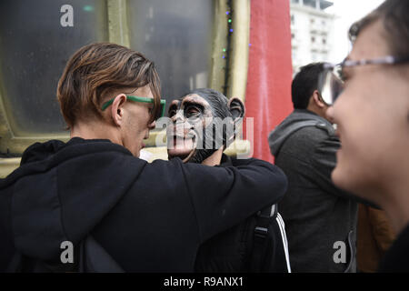 Salonicco, Grecia. 22 Dic, 2018. La gente a prendere parte ad un evento tradizionale chiamato ''Ragoutsaria''. I cittadini di Kastoria città in collaborazione con il Comune di Salonicco ha trasferito la tradizionale manifestazione di Ragoutsaria nella città di Salonicco. Sono Ragoutsaria festeggiamenti carnevaleschi in data da tempi antichi come facevano parte del dionisiaco riti orgiastici. Essi avrebbero avuto luogo nel mezzo dell'inverno dopo il 25 dicembre, la celebrazione per la nascita del sole, per onorare la natura e la molla di rigenerazione. Credito: ZUMA Press, Inc./Alamy Live News Foto Stock