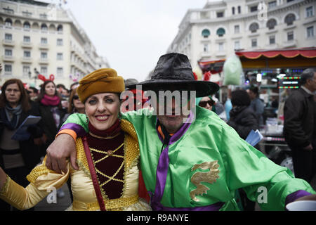 Salonicco, Grecia. 22 Dic, 2018. La danza di persone che prendono parte ad un evento tradizionale chiamato ''Ragoutsaria''. I cittadini di Kastoria città in collaborazione con il Comune di Salonicco ha trasferito la tradizionale manifestazione di Ragoutsaria nella città di Salonicco. Sono Ragoutsaria festeggiamenti carnevaleschi in data da tempi antichi come facevano parte del dionisiaco riti orgiastici. Essi avrebbero avuto luogo nel mezzo dell'inverno dopo il 25 dicembre, la celebrazione per la nascita del sole, per onorare la natura e la molla di rigenerazione. Credito: ZUMA Press, Inc./Alamy Live News Foto Stock