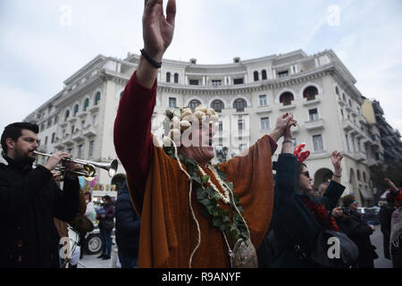 Salonicco, Grecia. 22 Dic, 2018. La danza di persone che prendono parte ad un evento tradizionale chiamato ''Ragoutsaria''. I cittadini di Kastoria città in collaborazione con il Comune di Salonicco ha trasferito la tradizionale manifestazione di Ragoutsaria nella città di Salonicco. Sono Ragoutsaria festeggiamenti carnevaleschi in data da tempi antichi come facevano parte del dionisiaco riti orgiastici. Essi avrebbero avuto luogo nel mezzo dell'inverno dopo il 25 dicembre, la celebrazione per la nascita del sole, per onorare la natura e la molla di rigenerazione. Credito: ZUMA Press, Inc./Alamy Live News Foto Stock