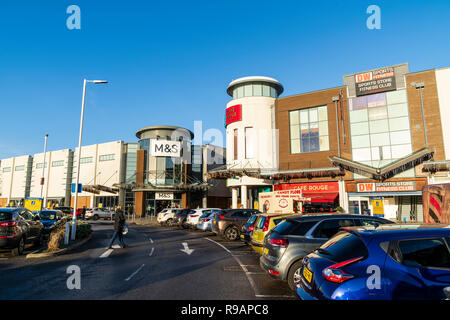 Westwood Cross Shopping Centre, Inghilterra. Super sabato. Parcheggio auto con M&S ingresso del negozio, Cafe Rouge e DW sport e fitness club ingresso. Foto Stock