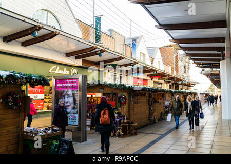 Westwood Cross shopping center. L'ultimo weekend di shopping prima di Natale, super sabato e le vendite al dettaglio sono state sperando per un last minute rush per make up per il weekend precedente scarse vendite. Alcuni shopper a passeggio tra negozi e bancarelle. Foto Stock