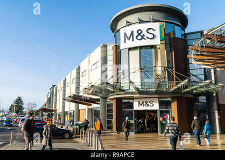 Westwood Cross Shopping Centre, Inghilterra. M&S store ed ingresso con persone che vanno e vengono. Super Sabato, poche persone per lo shopping di Natale. Foto Stock