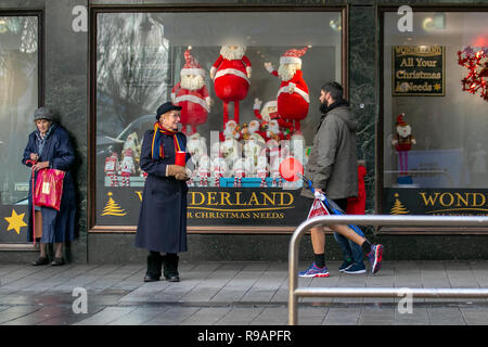 Southport, Merseyside, Regno Unito. 22 Dic, 2018. Esercito della salvezza volontario e Christmas shopper in centro città. Credito: MediaWorldImages/Alamy Live News Foto Stock