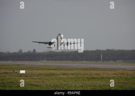 Gatwick, Londra, UK, 22 dicembre 2018.L'aeroporto Gatwick di Londra e la mattina del 22 dicembre 2018, a seguito di un attacco drone arresti Credito: Andy Stehrenberger/Alamy Live News Foto Stock