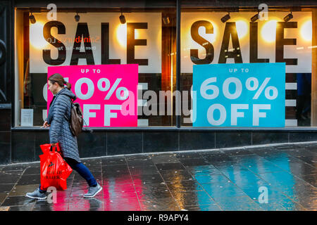 Glasgow, Scotland, Regno Unito. Il 22 dicembre, 2018. Su un wet 'Super sabato' migliaia di acquirenti di Natale è venuto a Glasgow city centre per sfruttare le prime vendite di Glasgow e lo stile di miglio, (Buchanan Street) e molti hanno visitato anche la cucina internazionale fayre e luna park nel centro della città di George Square Credit: Findlay/Alamy Live News Foto Stock