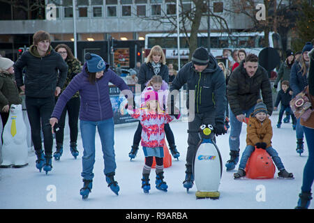 Edimburgo, Scozia, Regno Unito. Il 22 dicembre 2018, Super Sabato su Princes Street nella capitale scozzese, migliaia di persone colpite i marciapiedi e strade ma non un sacco di borse per lo shopping visibili per questo ultimo fine settimana prima di Natale. Sebbene i rivenditori hanno lanciato una quantità senza precedenti di pre-vendite di Natale in un finale di offerta per gli acquirenti di denaro. Alcune delle giovani generazioni ha optato per la pista di pattinaggio su ghiaccio in St Andrew Square piuttosto che le strade dello shopping. Foto Stock