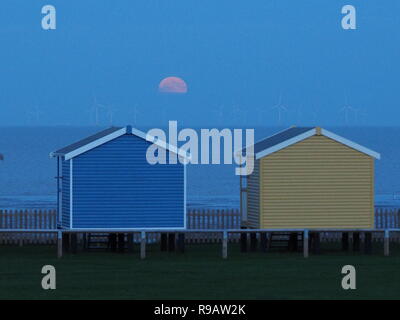 Leysdown, Kent, Regno Unito. Il 22 dicembre, 2018. Regno Unito Meteo: la piena "cold" Moon Rising in Leysdown, Kent stasera. Credito: James Bell/Alamy Live News Foto Stock