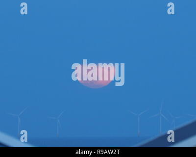 Leysdown, Kent, Regno Unito. Il 22 dicembre, 2018. Regno Unito Meteo: la piena "cold" Moon Rising in Leysdown, Kent stasera. Credito: James Bell/Alamy Live News Foto Stock