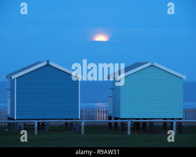 Leysdown, Kent, Regno Unito. Il 22 dicembre, 2018. Regno Unito Meteo: la piena "cold" Moon Rising in Leysdown, Kent stasera. Credito: James Bell/Alamy Live News Foto Stock