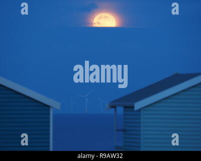 Leysdown, Kent, Regno Unito. Il 22 dicembre, 2018. Regno Unito Meteo: la piena "cold" Moon Rising in Leysdown, Kent stasera. Credito: James Bell/Alamy Live News Foto Stock