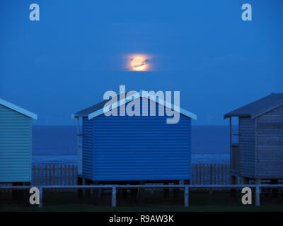 Leysdown, Kent, Regno Unito. Il 22 dicembre, 2018. Regno Unito Meteo: la piena "cold" Moon Rising in Leysdown, Kent stasera. Credito: James Bell/Alamy Live News Foto Stock