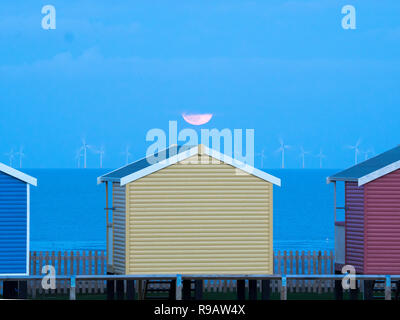 Leysdown, Kent, Regno Unito. Il 22 dicembre, 2018. Regno Unito Meteo: la piena "cold" Moon Rising in Leysdown, Kent stasera. Credito: James Bell/Alamy Live News Foto Stock