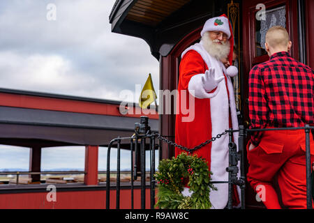 Strasburgo, Pennsylvania, USA. Dicembre 2018. Assenza di neve non è un problema per Santa come egli utilizza il Strasburgo Rail Road in Lancaster County. Credito: George Sheldon/Alamy Live News Foto Stock