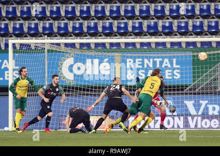 SITTARD, Paesi Bassi, 22-12-2018, calcio, Fortuna Sittard - FC Groningen, olandese eredivisie Fortuna Sittard Stadium, stagione 2018-2019, una chance per la FC Groningen player Jeffrey Chabot Foto Stock
