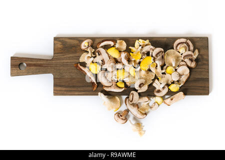 Varietà di misto di funghi esotici su un tagliere. Foto Stock