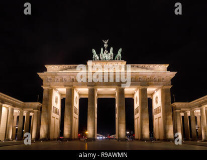 Neoclassico illuminato Porta di Brandeburgo (Brandenburger Tor), uno dei più noti monumenti della Germania di notte come visto dal Pariser Platz, M Foto Stock