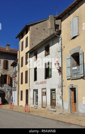 Edifici con copertura includente una boulangerie, place Felix Garrigou, Tarascon sur Ariège, Ariège, Occitanie, Francia Foto Stock