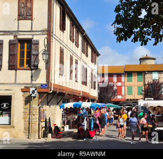 Ornati in vecchi edifici circondano il mercato in Mirepoix, Ariège, Occitanie, Francia Francia Foto Stock