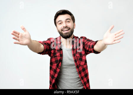 Felice giovane stretching mani avanti, con la voglia di abbracciare qualcuno Foto Stock