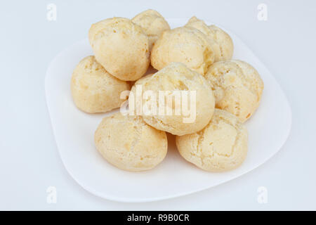 Colazione brasiliana, formaggio, pane (Pao de Queijo) servita sul piatto sul tavolo bianco. Foto Stock