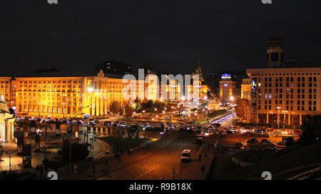 Panorama di Piazza Indipendenza a Kiev di notte. Luci della città di notte. Panorama della parte centrale di Kyiv illuminato da luci di notte. Kiev a n Foto Stock