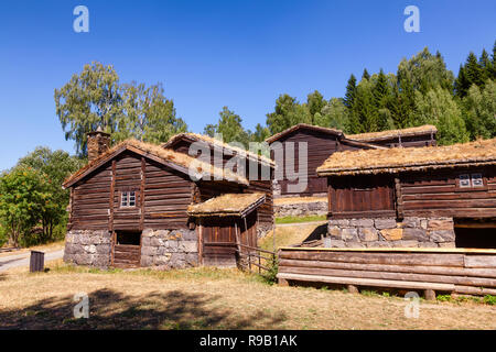 Il vecchio tradizionale norvegese o sod turf tetto case di registro a Maihaugen Folk Museum Lillehammer Oppland Norvegia Scandinavia Foto Stock